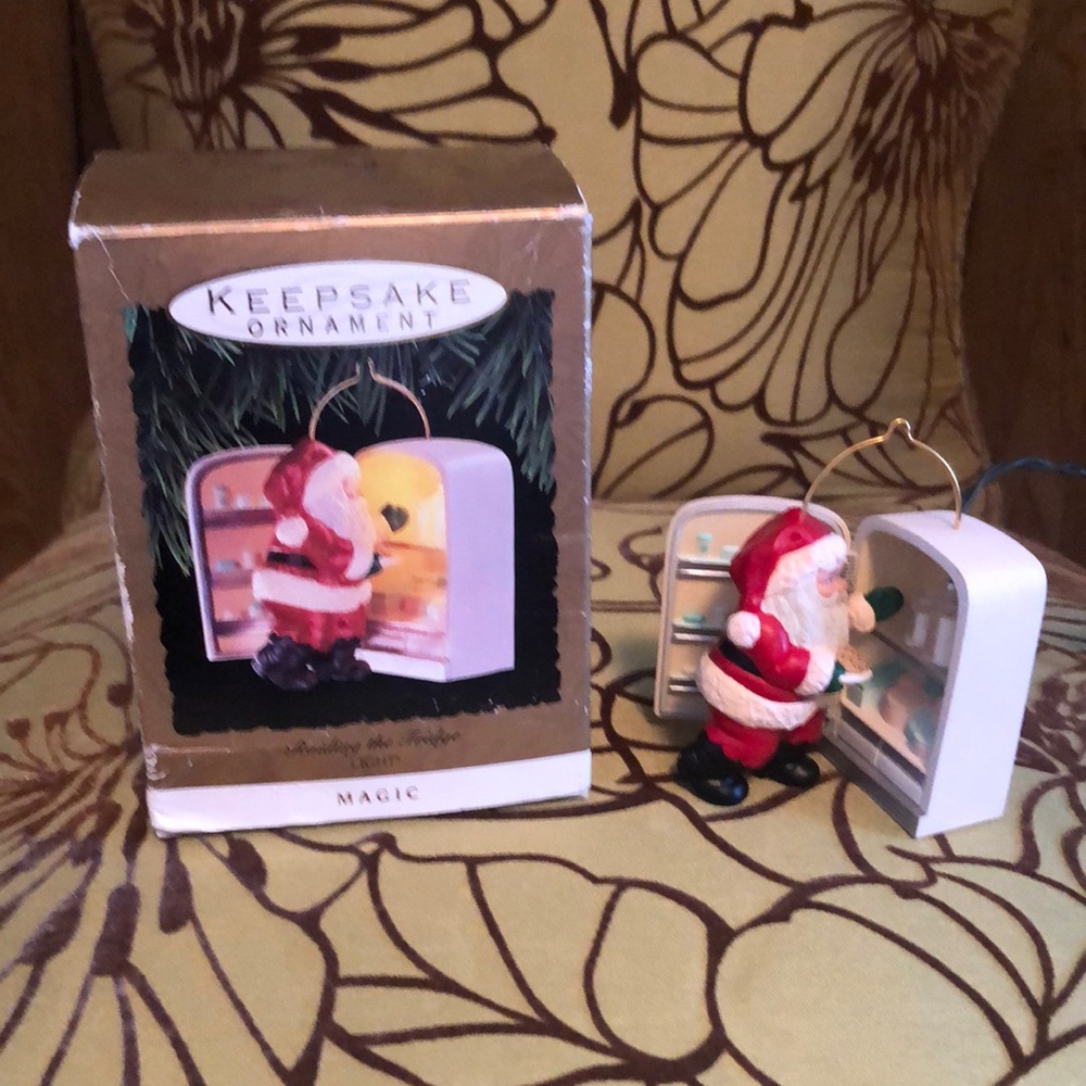 New Vintage Hallmark Keepsake Santa Ornament from 1993!  Lights up!!!
